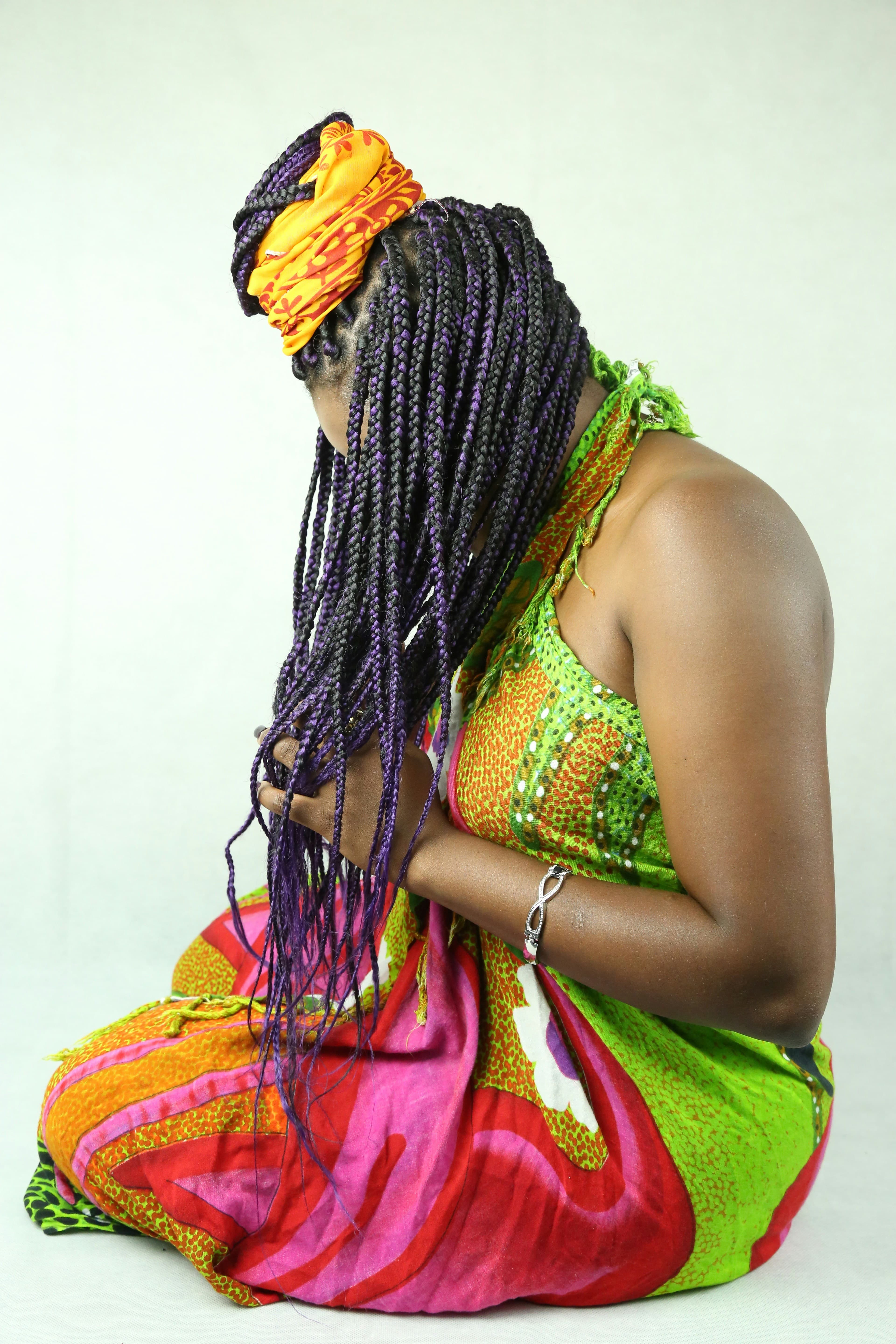 Femme avec des tresses violettes et tenue wax