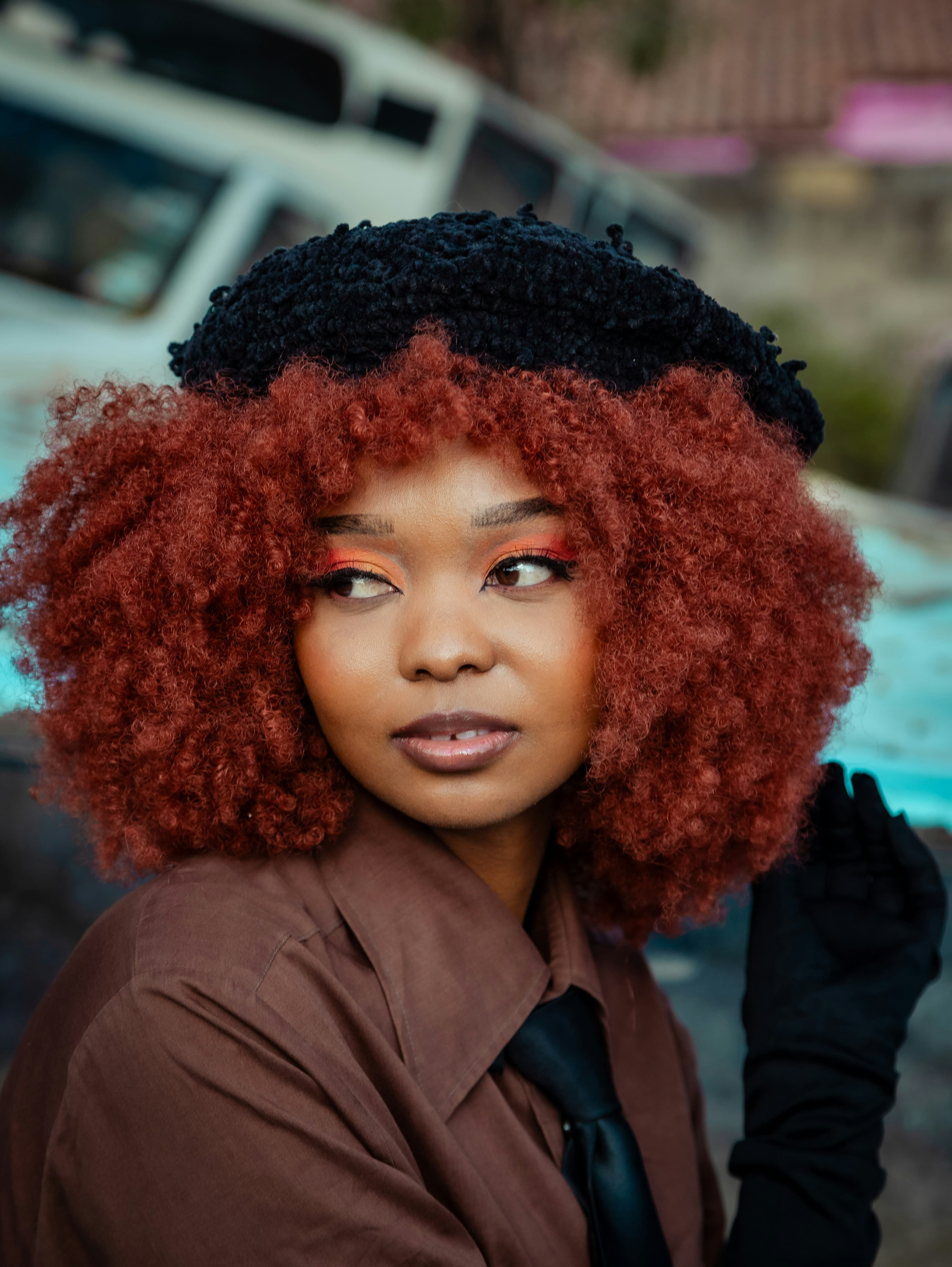Femme avec un afro rouge cuivre