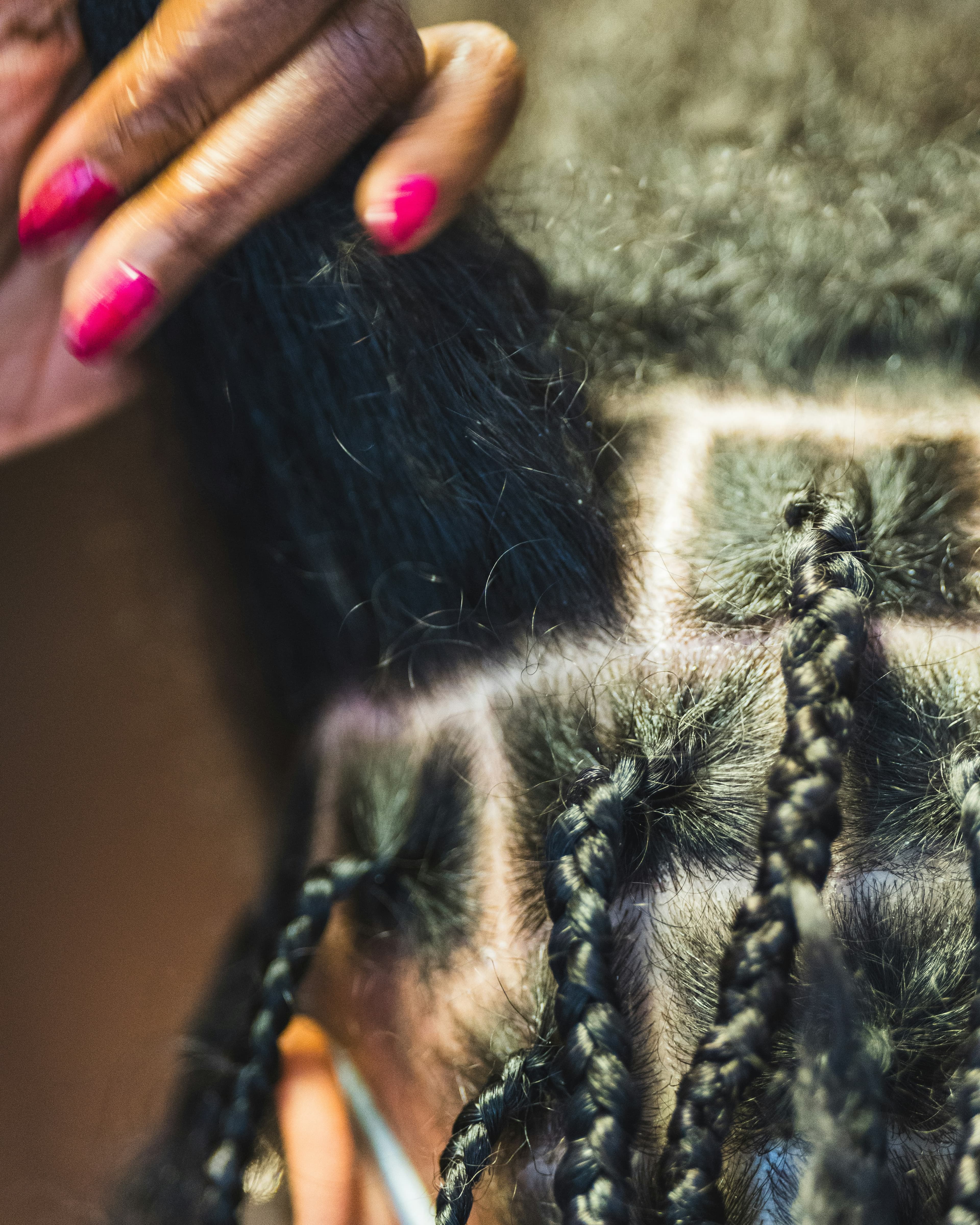 Mains en train de tresser des cheveux