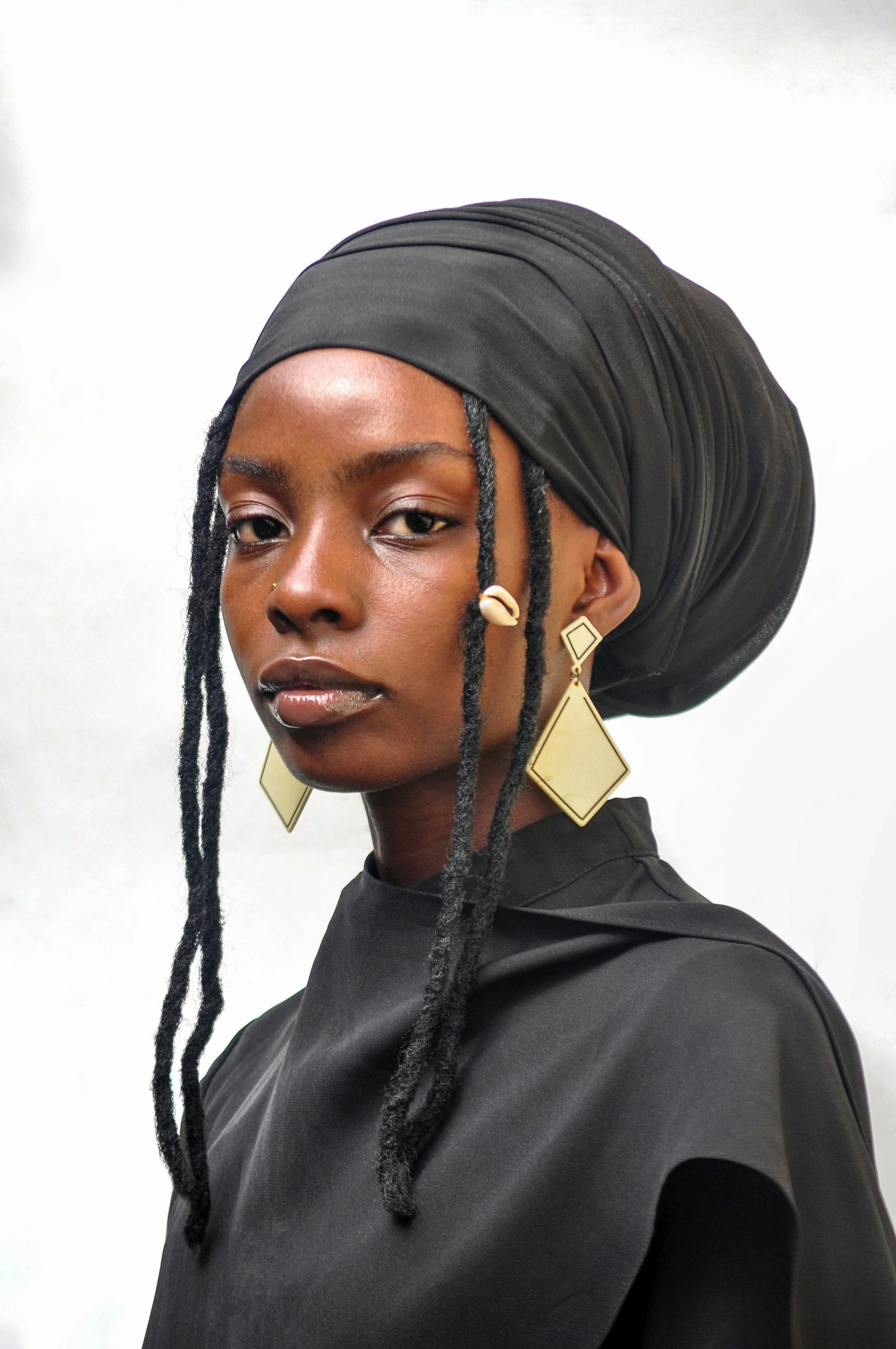 Portrait elegant avec headwrap et locs