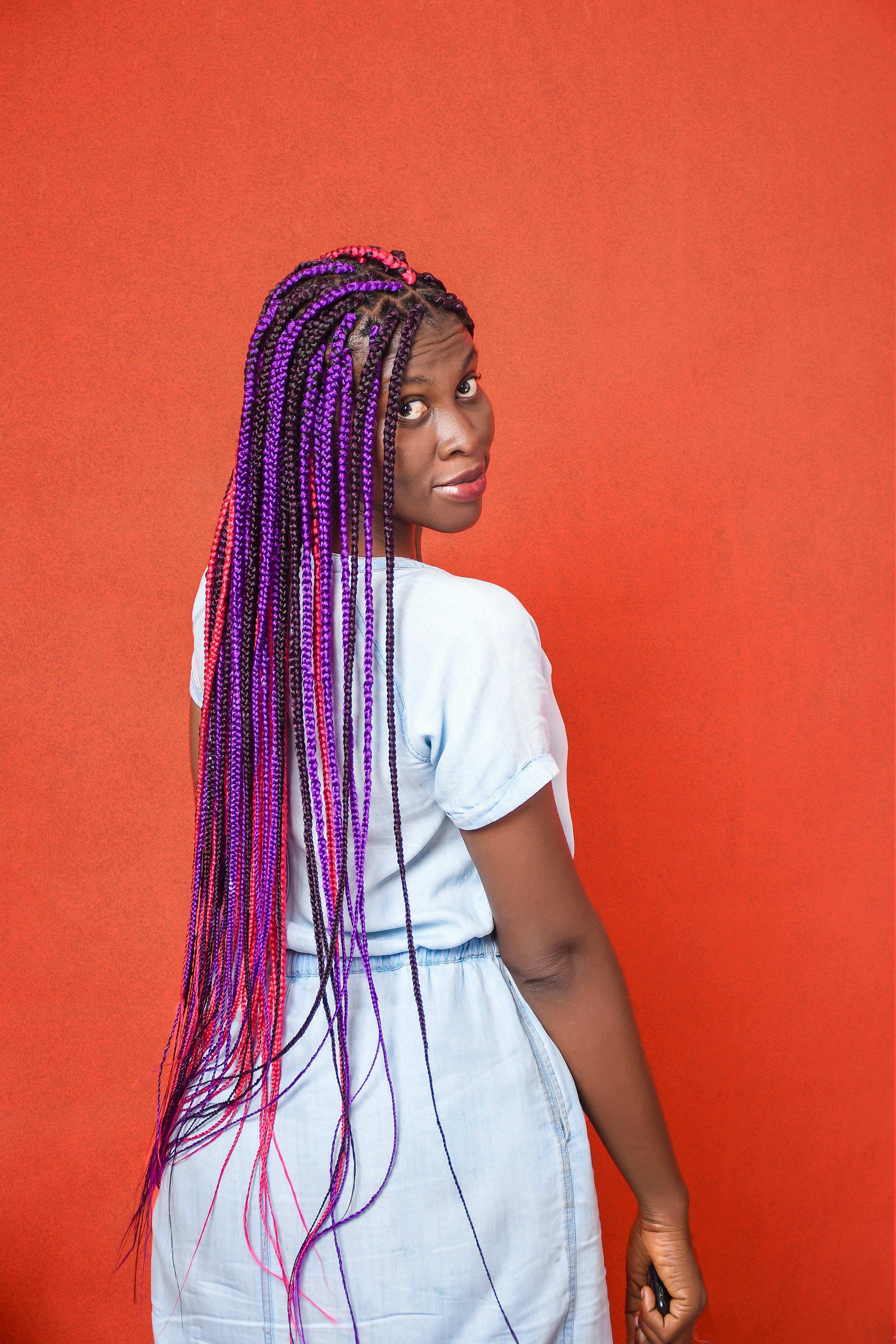 Femme avec des tresses violet et rose
